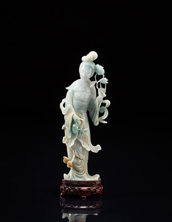 Scultura in giadeite raffigurante una donna con capelli raccolti, indossa...