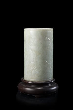 Portapennelli cilindrico in giadeite decorato con delicata incisione di una...