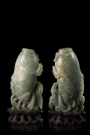 Coppia di vasi a forma di carpe guizzanti in giadeite con sfumature verde...