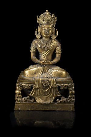 Amitayus in bronzo dorato, seduto in dhyanasana su base rettangolare, le mani...
