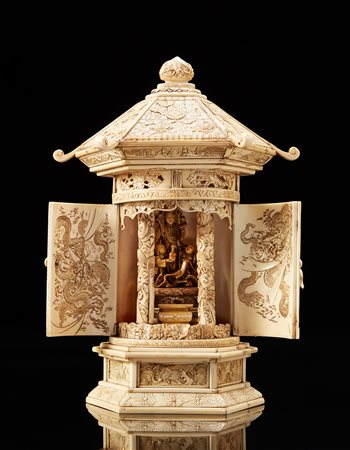 Piccolo tempio in avorio, all'interno divintà buddhista con fanciulli,...