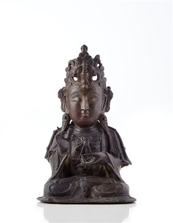 Buddha in bronzo con corona, in posizione seduta con morbide vesti e gioielli...