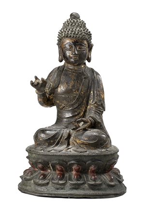 Scultura in bronzo con tracce di laccatura e doratura raffigurante un Buddha...