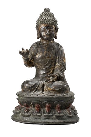 Scultura in bronzo con tracce di laccatura e doratura raffigurante un Buddha...