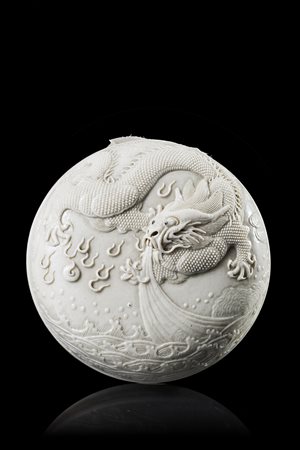 Piccola scatola in porcellana a pasta tenera, con raffinata decorazione a...