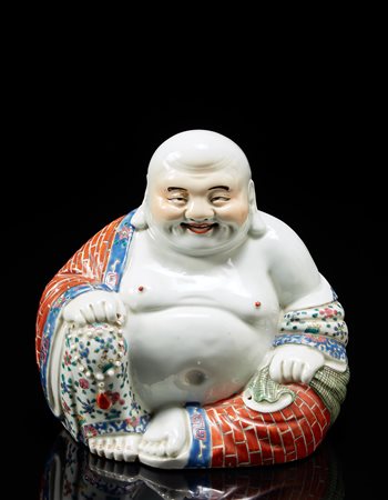 Buddha in porcellana decorato in policromia, raffigurato seduto, marchio...