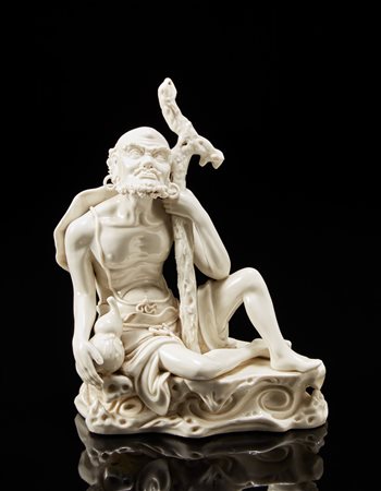 Luohan in porcellana Blanc-de-Chine, raffigurato seduto su rocce Cina, sec....