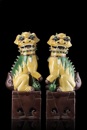 Coppia di leoni buddhisti in ceramica smaltata a tre colori, uno con...