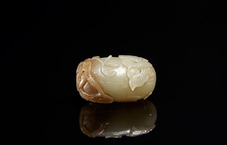 Snuff bottle in giada celadon e russet a forma di melone con farfalla...