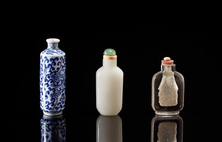 Tre snuff bottles in porcellana bianca e blu con marchio apocrifo Kangxi, in...