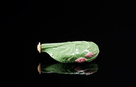 Snuff bottle in porcellana di colore verde chiaro con fiore di loto, tappo in...
