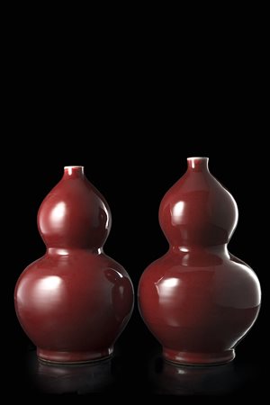 Due vasi in porcellana a forma di doppia zucca con invetratura sangue di bue...