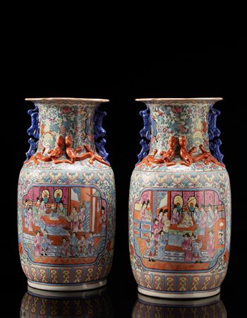 Coppia di vasi in porcellana policroma con anse leonine e chilong applicati...