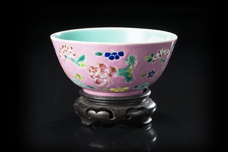 Ciotola in porcellana decorata con fiori policromi su fondo rosa, l'interno...