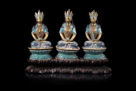 Set di tre Buddha in porcellana con smalti "robin's egg", raffigurati seduti...