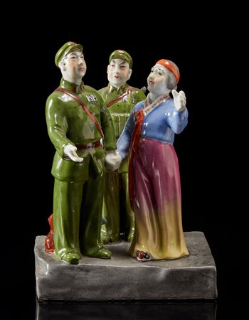 Gruppo in porcellana policroma composto da due figure militari e una figura...