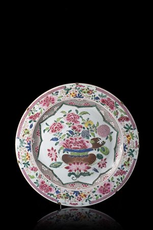 Grande piatto in porcellana con vaso di fiori nei colori della Famiglia Rosa...
