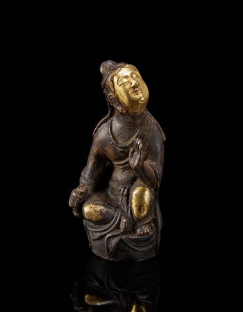 Piccola scultura in bronzo con dettagli dorati raffigurante una danzatrice A...