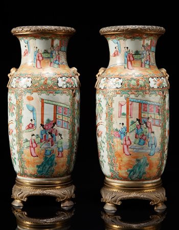 Coppia vasi Famiglia Rosa cantonese decorati con figure in scene di palazzo,...