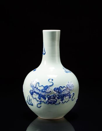 Vaso a bottiglia in porcellana con decorazione di leoni buddhisti blu su...