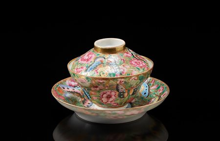 Set di ciotola con coperchio e piattino in porcellana decorata in Famiglia...