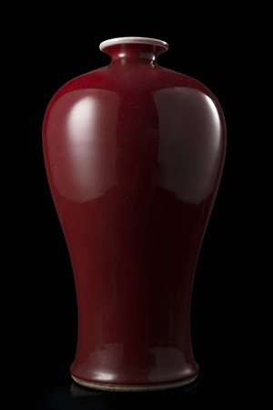 Vaso in porcellana di forma meiping con invetriatura color sangue di bue...