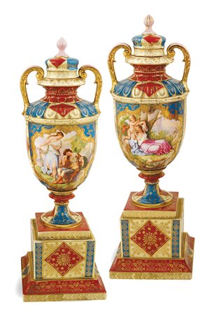 Coppia di vasi a balaustro in porcellana stile Vienna, fine XIX inizio XX...