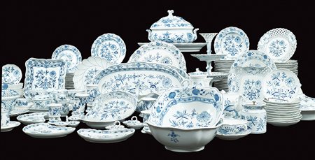 Meissen, servizio di 240 piatti in porcellana XIX - XX Sec. decoro "Cipolla"...