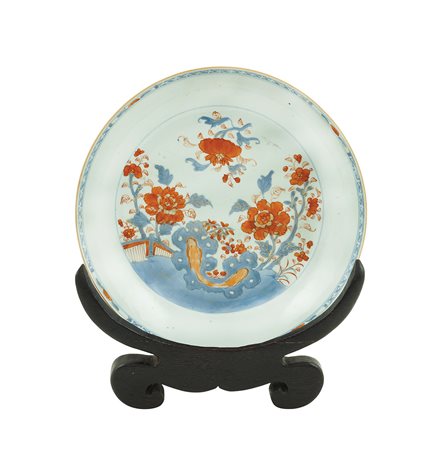 Piatto in porcellana Imari Cina, XVIII Sec. d. 25 cm. poggiante su cavalletto...