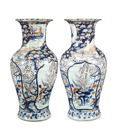Coppia di vasi in porcellana manifattura orientale, XX Sec. h. 95 cm....