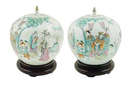 Coppia di potiches in porcellana policroma Cina, XIX - XX Sec. h. 34 cm....