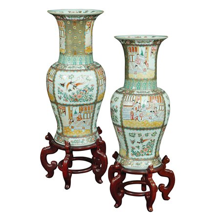 Coppia di grandi vasi in porcellana policroma e parzialmente dorata Cina,...