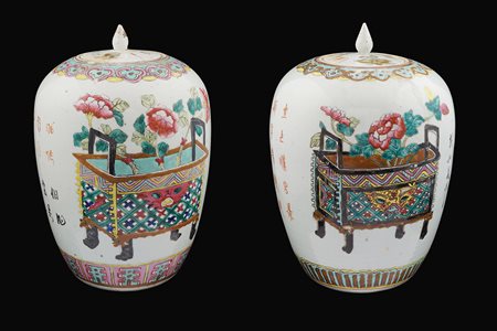 Coppia di potiches in ceramica Cina, XX Sec. h. 30,5 cm. dipinte in...