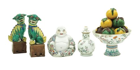 Gruppo di cinque oggetti in porcellana e ceramica manifattura orientale, XX...