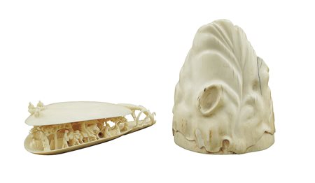 Due oggetti in avorio manifattura orientale del XX Sec. peso 468 gr....