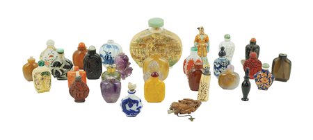 Collezione di 30 oggetti manifattura orientale del XX Sec. comprendenti snuff...