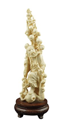 Scultura in avorio manifattura orientale del XIX Sec. peso lordo 503 gr....