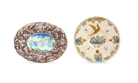Due piattini in maiolica Italia, XVIII Sec. misure diverse fogge e...