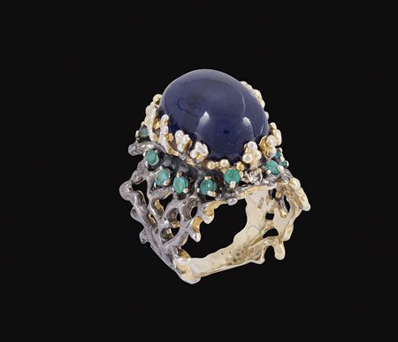 Anello in oro giallo e bianco 18kt con zaffiro peso 19,5 gr. taglio cabochon...