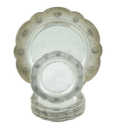 Vassoio e dodici piatti in argento Italia, XX Sec. d. 40 cm e 21,5 cm....