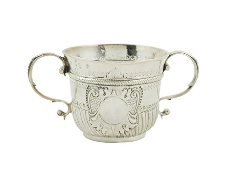 Coppa in argento a due manici Londra, 1705 peso 344 gr. corpo baccellato e...