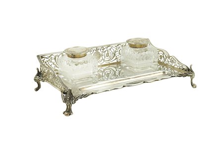 Calamaio in argento Londra, 1904 6x23x14 cm. finemente cesellato e traforato...