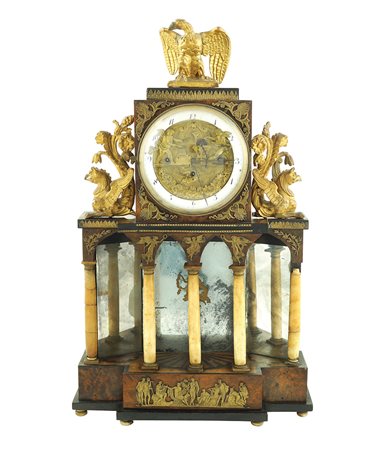 Pendola da tavolo in radica di tuia Vienna, XIX Sec. 69x40x12 cm. riccamente...