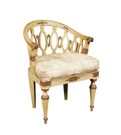 Poltrona a pozzetto in legno laccato e parzialmente dorato Italia, fine XVIII...