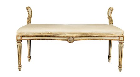 Panchetta in legno laccato e parzialmente dorato Roma, XIX Sec. 66x110x35 cm....