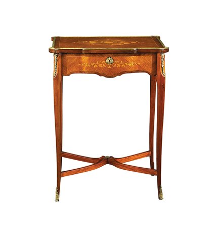 Tavolino da lavoro in palissandro e bois de rose Francia, fine XIX Sec....