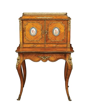 Bonheur du jour in bois de rose Francia, XIX Sec. 122x77x48 cm. parte...