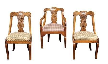 Una poltrona e due sedie in noce intagliato inizio XIX Sec. h. 85 cm....