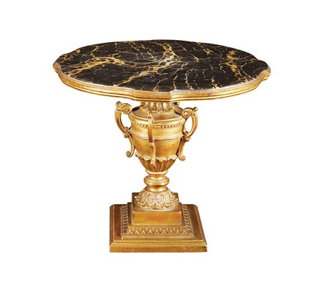 Tavolino basso in legno dorato Italia, XX Sec. 52x60 cm. piano sagomato e...
