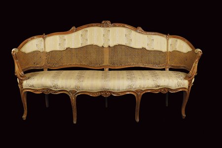 Divano di linea mossa in noce Francia, primi anni del XIX Sec. 104x206x70 cm....